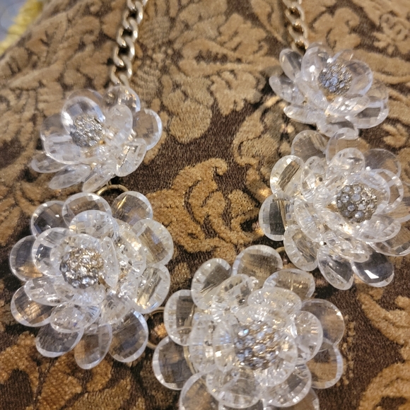 FLORAL NECKLESS - Picture 2 of 9